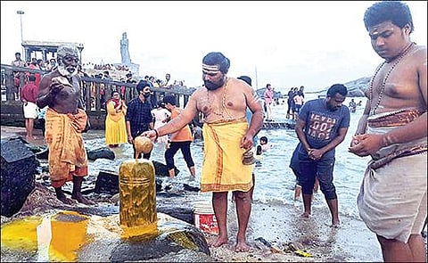 கன்னியாகுமரி முக்கடல் சங்கமத்தில் கடல் உள்வாங்கியதால் கடலுக்குள் இருந்த சிவலிங்கம் வெளியே தெரிந்தது. அதற்கு பக்தர்கள் அபிஷேகம் செய்து வழிபட்டனர்.