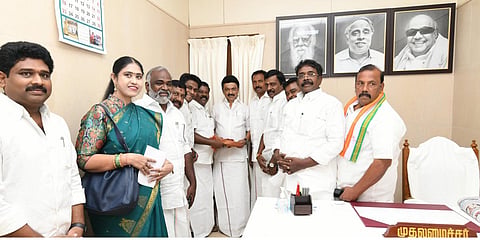 சமூக சீர்திருத்த தலைவர் இளையபெருமாளுக்கு கடலூர் மாவட்டம், சிதம்பரத்தில் நூற்றாண்டு நினைவரங்கம் அமைக்கப்படும் என்று சட்டப்பேரவையில் அறிவித்ததற்காக, தலைமைச் செயலகத்தில் முதல்வர் மு.க.ஸ்டாலினை, காங்கிரஸ் சட்டப்பேரவைக் கட்சி தலைவர் கு.செல்வப்பெருந்தகை உள்ளிட்ட காங்கிரஸ் எம்எல்ஏக்கள் சந்தித்து நன்றி தெரிவித்தனர்.