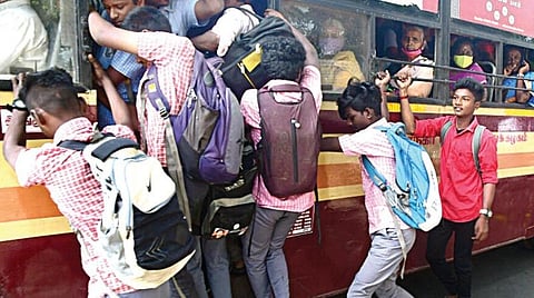 மாணவர்களுக்குச் சிறப்புப் பேருந்து அவசியம்