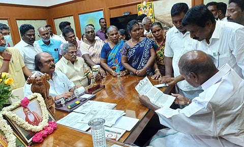 கோயில் நில விவகாரம்: புதுச்சேரி பேரவையை முற்றுகையிட்ட மீனவ கிராம மக்களுடன் முதல்வர் ரங்கசாமி பேச்சுவார்த்தை