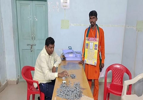 கர்நாடக தேர்தல் சுவாரஸ்யம்: தொகுதி மக்களிடம் சில்லறை பெற்று வேட்புமனு தாக்கல் செய்த சுயேட்சை
