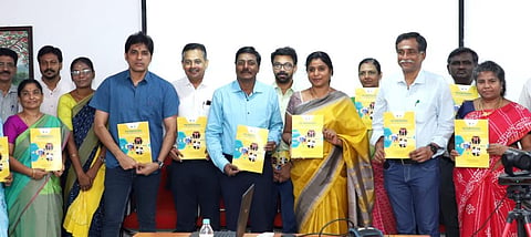 முதுநிலை, முனைவர் பட்டப்படிப்புகளுக்கான சேர்க்கையை தொடங்கி வைத்த துணைவேந்தர் வெ.கீதாலட்சுமி. அருகில், பதிவாளர் தமிழ்வேந்தன் உள்ளிட்டோர் உள்ளனர்.