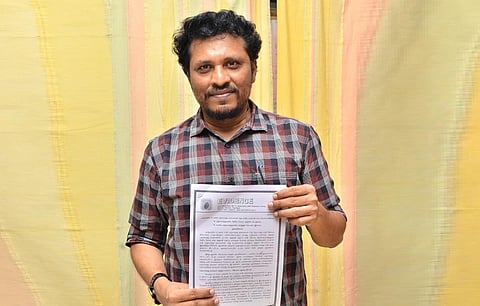 ஆய்வறிக்கையுடன் எவிடன்ஸ் அமைப்பின் செயல் இயக்குநர் கதிர் | படம்: நா.தங்கரத்தினம்