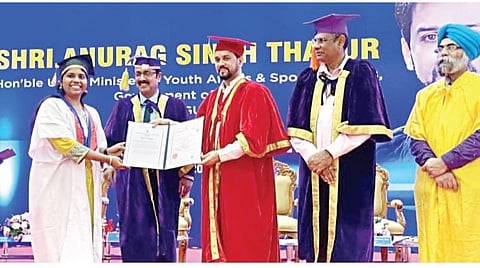 பெரும்புதூர் ராஜீவ்காந்தி தேசிய இளைஞர் மேம்பாட்டு நிறுவனத்தில் நடைபெற்ற பட்டமளிப்பு விழாவில் மாணவர்களுக்கு பட்டங்களை வழங்குகிறார் மத்திய அமைச்சர் அனுராக் சிங் தாக்கூர். உடன் நிறுவன இயக்குநர் சிப்நாத் தேஃப், விளையாட்டு அமைச்சக இணை செயலர் நிதேஷ் குமார் மிஸ்ரா உள்ளிட்டோர்.