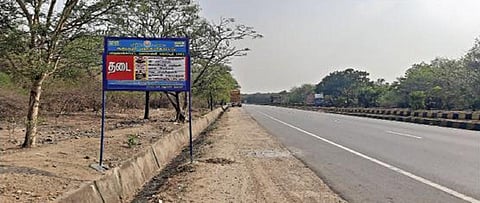 தொப்பூர் கணவாய் பகுதியில் வனத்துறை மூலம் புதிதாக நிறுவப்பட்டுள்ள எச்சரிக்கை பலகை.
