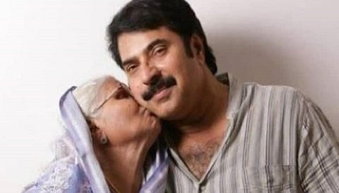 மம்மூட்டி தனது தாயாருடன்
