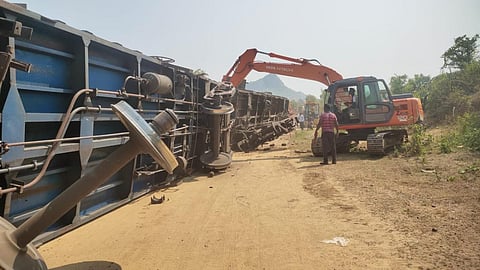கிருஷ்ணகிரி - ராயக்கோட்டை அருகே சரக்கு ரயிலின் 6 பெட்டிகள் தடம் புரண்டதால் ரயில் சேவை பாதிப்பு