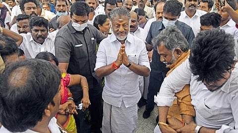 கர்நாடகாவில் ஓபிஎஸ் அணி வேட்பாளரின் மனு தள்ளுபடி