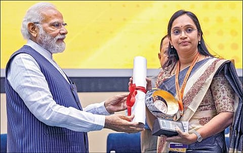காஞ்சிபுரம் மாவட்டத்தில் ஜல்ஜீவன் திட்டத்தை சிறப்பாக செயல்படுத்திய மாவட்ட ஆட்சியர் ஆர்த்திக்கு டெல்லியில் நேற்று விருது வழங்கினார் பிரதமர் நரேந்திர மோடி. படம்: பிடிஐ