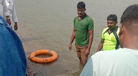 சேலம் கன்னங்குறிச்சி புது ஏரியில் குளிக்கச் சென்ற இரண்டு மாணவர்கள் தண்ணீரில் மூழ்கி உயிரிழந்தவர்களை மீட்ட தீயணைப்பு வீரர்கள்.