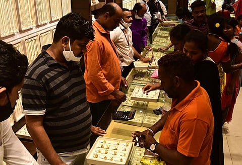 2 நாட்கள் கொண்டாடப்படும் அட்சய திருதியை - கோவை மாநகரில் ஒரே நாளில் ரூ.36 கோடிக்கு தங்கம் விற்பனை