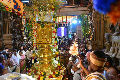 மதுரை மீனாட்சி அம்மன் கோயில் சித்திரைத் திருவிழா கொடியேற்றத்தின்போது கொடிமரத்துக்கு நடைபெற்ற தீபாராதனை. படங்கள்: எஸ்.கிருஷ்ணமூர்த்தி