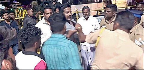 நாகை மாவட்டம் நாகூர் வாஞ்சூர் ரவுண்டானாவில் நேற்று முன்தினம் இரவு சாலையின் நடுவே அமைக்கப்பட்டிருந்த தடுப்புகளை அகற்று மாறு வலியுறுத்திய ஆரோக்கியதாஸின் டீசர்ட்டை பிடித்து இழுத்துச் சென்ற காவல் உதவி ஆய்வாளர் பழனிவேல்.