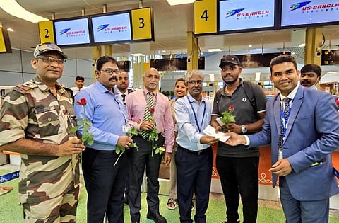 முதல் பயணிக்கு விமான நிலைய அதிகாரிகள் ரோஜாப்பூ கொடுத்து வரவேற்பு அளித்தனர்