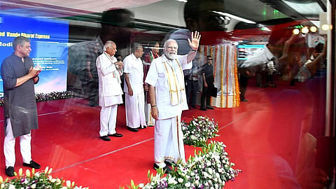 கேரளாவின் முதல் ‘வந்தே பாரத்’, கொச்சி நீர்வழி மெட்ரோ சேவையை பிரதமர் மோடி தொடங்கி வைத்தார்