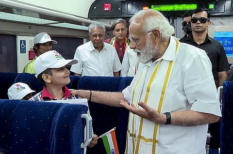 வந்தே பாரத், நீர்வழி மெட்ரோ சேவை கேரளாவில் பிரதமர் தொடங்கி வைத்தார்: பயணிகள், மாணவர்களுடன் கலந்துரையாடி உற்சாகம்