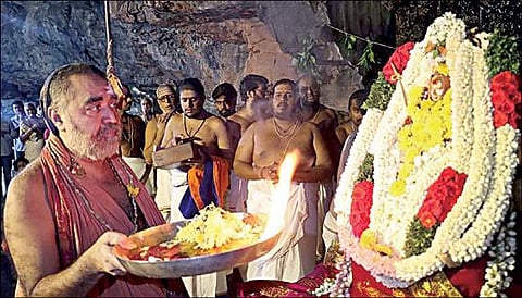 திருப்பதியில் முகாமிட்டுள்ள காஞ்சி சங்கர மடத்தின் பீடாதிபதி விஜயேந்திர சரஸ்வதி சுவாமிகள், அங்கு நடைபெற்ற ஆதிசங்கரரின் 2,532-வது ஜெயந்தி விழாவில் பங்கேற்று, சிறப்பு பூஜைகள் செய்தார்.