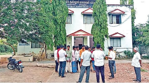 செய்யாறு அரசு கல்லூரி விடுதி முன்பு திரண்டிருந்த மாணவர்கள் | கோப்புப்படம்