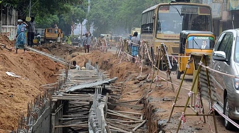 மழைநீர் வடிகால் அமைக்கும் பணிக்காக துரைப்பாக்கத்தில் ஒரு மாதம் போக்குவரத்து மாற்றம்