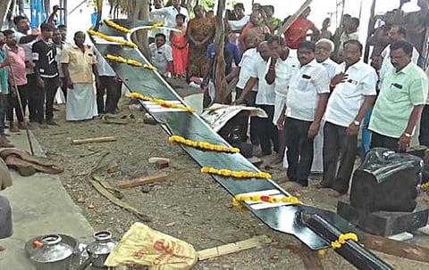 ராசிபுரம் பட்டணம் பள்ளத்து கருப்பசாமி கோயிலுக்கு நேர்த்திக் கடனாகப் பக்தர்கள் வழங்கிய 21 அடி உயர அரிவாளைப் பார்வையிட்ட பக்தர்கள்.