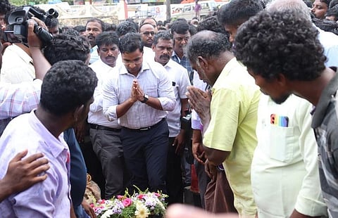 தூத்துக்குடி அருகே கொலை செய்யப்பட்ட கிராம நிர்வாக அலுவலர் லூர்து பிரான்சிஸ் உடலுக்கு மாவட்ட ஆட்சியர் கி.செந்தில் ராஜ் இறுதி அஞ்சலி செலுத்தினார். படம்: என்.ராஜேஷ்