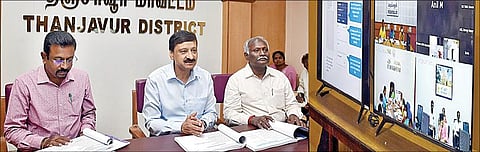 தஞ்சாவூர் மாவட்ட ஆட்சியர் அலுவலகத்தில் நேற்று தூர்வாரும் பணிகள் தொடர்பாக அதிகாரிகளுடன் ஆலோசனை மேற்கொண்ட நீர்வளத்துறை செயலாளர் சந்தீப் சக்சேனா. உடன், மாவட்ட ஆட்சியர் தினேஷ் பொன்ராஜ் ஆலிவர், நீர்வளத்துறை திருச்சி மண்டல தலைமை பொறியாளர் ராமமூர்த்தி.