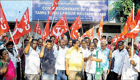 தொழிலாளர் துறை ஆணையர் உத்தரவை மீறி அரசு விரைவு போக்குவரத்துக் கழகத்தில் ஒப்பந்த முறையில் ஓட்டுநர்களை நியமிக்கப்பட்டுள்ளதைக் கண்டித்து சென்னை டிஎம்எஸ் வளாகத்தில் உள்ள தொழிலாளர் ஆணையரகம் அருகே போக்குவரத்து தொழிலாளர்கள் நேற்று ஆர்ப்பாட்டத்தில் ஈடுபட்டனர். படம்: பு.க.பிரவீன்
