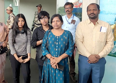 சூடானிலிருந்து மதுரை வந்துள்ள ஒரே குடும்பத்தைச் சேர்ந்த 4 பேர். | படம்: நா. தங்கரத்தினம்