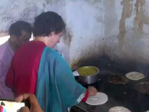மைசூருவில் உள்ள உணவகத்தில் தோசை சுடும் பிரியங்கா காந்தி