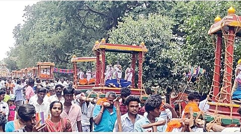 திருக்கழுக்குன்றம் வேதகிரீஸ்வரர் மலைக்கோயிலில் சித்திரை பெருவிழாவின் 3-ம் நாளான நேற்று சிறப்பு மலர் அலங்காரத்தில் அதிகார நந்தியின் மீது வேதகிரீஸ்வரர் எழுந்தருளி பக்தர்களுக்கு அருள்பாலித்தார்.