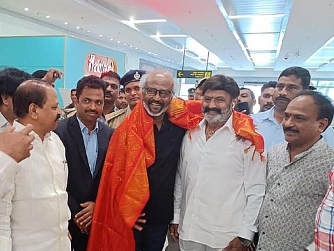 என்.டி. ராமாராவ் நூற்றாண்டு தொடக்க விழாவில் கலந்துகொள்ள விஜயவாடா சென்ற நடிகர் ரஜினிகாந்துக்கு, நடிகர் பாலகிருஷ்ணா மற்றும் பலர் உற்சாக வரவேற்பு அளித்தனர்.