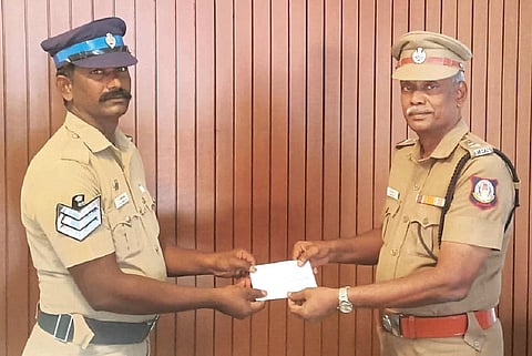 காவலர் பழனிமுத்துவை கவுரவிக்கும் கள்ளக்குறிச்சி எஸ்பி மோகன்ராஜ்.