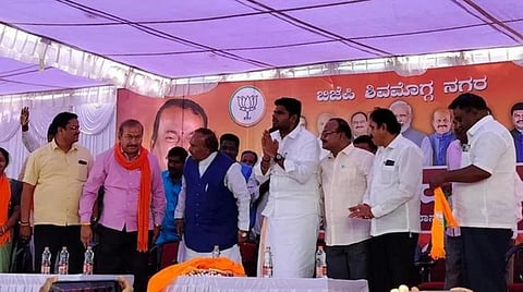 கர்நாடகாவில் நடந்த தேர்தல் கூட்டத்தில் தமிழ்த்தாய் வாழ்த்து பாதியில் நிறுத்தம்: கனிமொழி, வைகோ, ராமதாஸ் கண்டனம்