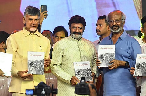 என்.டி.ஆர் நூற்றாண்டு விழாவில் கலந்து கொண்ட ரஜினிகாந்த். உடன் நடிகர் பாலகிருஷ்ணா, ஆந்திர மாநில முன்னாள் முதல்வர் சந்திரபாபு நாயுடு