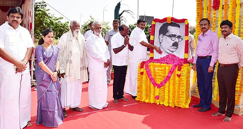 தமிழக அரசு சார்பில் மரியாதை செலுத்திய அமைச்சர்கள்