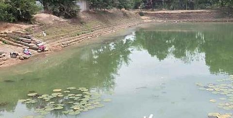 குளக்கரையில் சடலங்களை புதைப்பதால் சுற்றுச்சூழல் பாதிப்பு