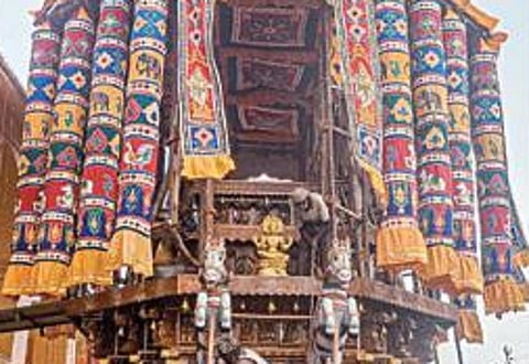 தஞ்சாவூர் பெரிய கோயில் தேருக்கு அலங்காரம் செய்யும் பணியில் நேற்று ஈடுபட்டிருந்த பணியாளர்கள்.
