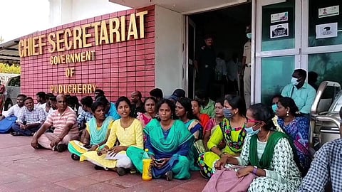 புதுச்சேரி தலைமைச் செயலகத்தை முற்றுகையிட்ட ஸ்டெனோகிராபர் தேர்வில் பங்கேற்றவர்கள்