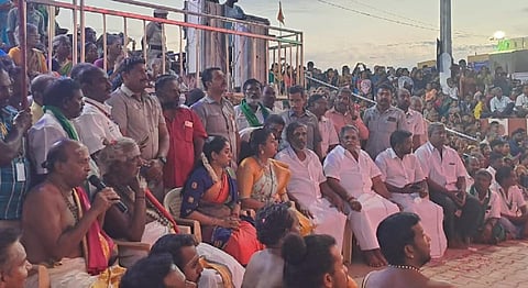 திருக்காஞ்சி கங்கை வராக நதீஸ்வரர் கோயில் சங்கராபரணி ஆற்றங்கரையில் நடந்த கங்கா ஆரத்தி நிகழ்வில் ஆந்திர சுற்றுலாத்துறை அமைச்சர் ரோஜா கலந்து கொண்டு தரிசனம் செய்தார்.