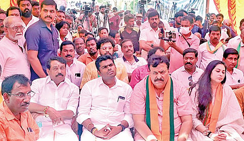 இதில், பாஜக மாநிலத் தலைவர் அண்ணாமலை, மேலிட இணைப் பொறுப்பாளர் சுதாகர் ரெட்டி, நயினார் நாகேந்திரன் எம்எல்ஏ, நடிகை நமீதா உள்ளிட்டோர் பங்கேற்றனர். | படங்கள்: பு.க.பிரவீன் |