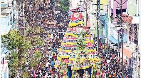 செங்கல்பட்டு அருகேயுள்ள திருக்கழுகுன்றத்தில் திரிபுரசுந்தரி சமேத வேதகிரீஸ்வரர் கோயில் தேரோட்டம் நேற்று விமரிசையாக நடைபெற்றது. இதில் ஐந்து ரதங்கள் அணிவகுத்து வர, ஆயிரக்கணக்கான பக்தர்கள் கலந்து கொண்டு சுவாமி தரிசனம் செய்தனர். படம்: எம்.முத்துகணேஷ்