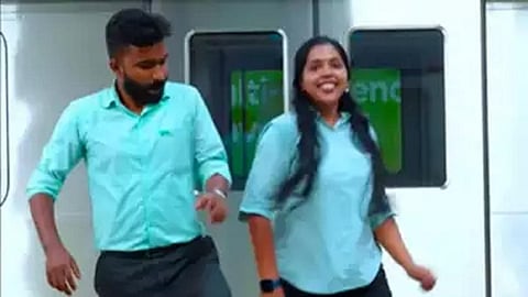 நடனமாடும் மெட்ரோ ஊழியர்கள்