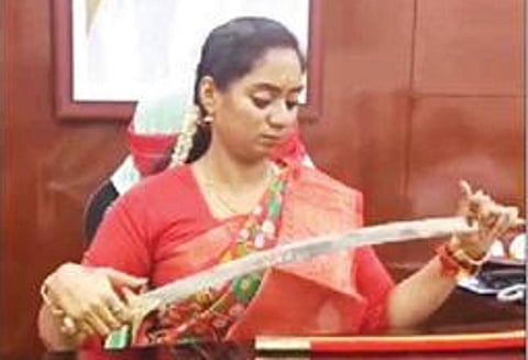 கையில் வாளுடன் புதுச்சேரி அமைச்சர் சந்திரபிரியங்கா.