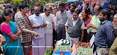 ரேஷன் கடைகளில் 2 கிலோ கேழ்வரகு வழங்கும் திட்டத்தை தொடங்கி வைத்து சிறுதானிய அரங்குகளை பார்வையிட்ட அமைச்சர்கள்.