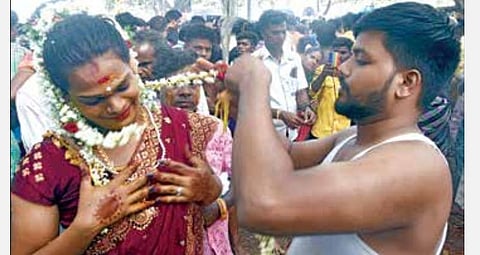 படங்கள்: எம்.சாம்ராஜ் அரவான் களப்பலி கண்டதும் தாலி அறுத்து ஒப்பாரி வைக்கும் திருநங்கைகள்.
