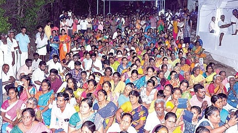 திருத்தணி முருகன் கோயிலில் நேற்று முன்தினம் சித்திரை பிரமோற்சவ திருக்கல்யாணம் வெகுவிமரிசையாக நடைபெற்றது. இதில், திரளான பெண் பக்தர்கள் பங்கேற்று சுவாமி தரிசனம் செய்தனர்.