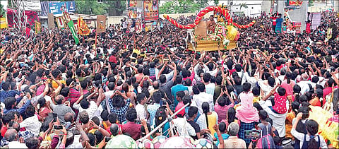 சிறப்பு அலங்காரத்தில் அருள் பாலித்த கள்ளழகர்.
