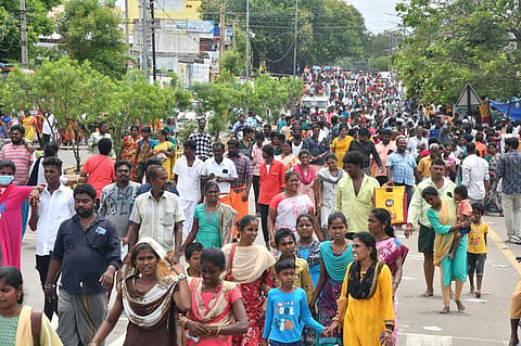 திருவண்ணாமலையில் சித்ரா பவுர்ணமியையொட்டி கிரிவலம் சென்ற பக்தர்கள் கூட்டத்தின் ஒரு பகுதி