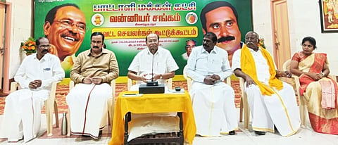 திண்டிவனத்தில் நடைபெற்ற மாவட்ட செயலாளர் கூட்டத்தில் பாமக நிறுவனர் ராமதாஸ் பேசுகிறார். அருகில் பாமக தலைவர் அன்புமணி ராமதாஸ் உள்ளிட்டோர் உள்ளனர்.