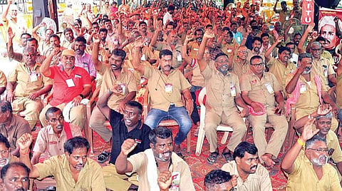 இருசக்கர வாகன டாக்சி சேவையை தடை செய்ய வேண்டும், ஆட்டோக்களுக்கான தனி செயலியை தொடங்க வேண்டும் என்பன உள்ளிட்ட கோரிக்கைகளை வலியுறுத்தி சென்னை எழும்பூர், ராஜரத்தினம் ஸ்டேடியம் அருகே நேற்று ஆட்டோ ஓட்டுநர்கள் உண்ணாவிரத போராட்டத்தில் ஈடுபட்டனர். படம்: பு.க.பிரவீன்